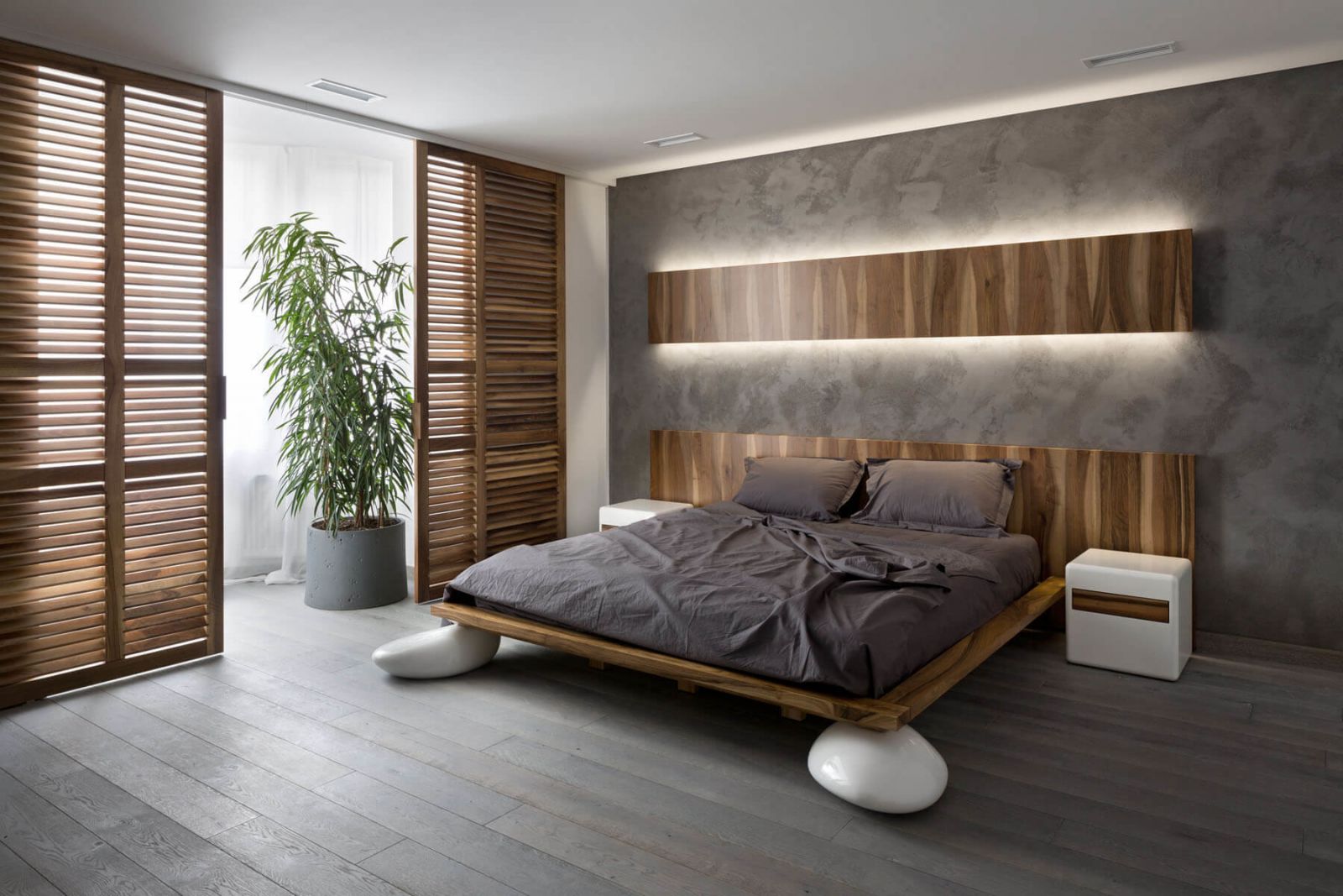 Интерьер главной спальни продолжает общую стилистику в которой выдержаны все помещения квартиры