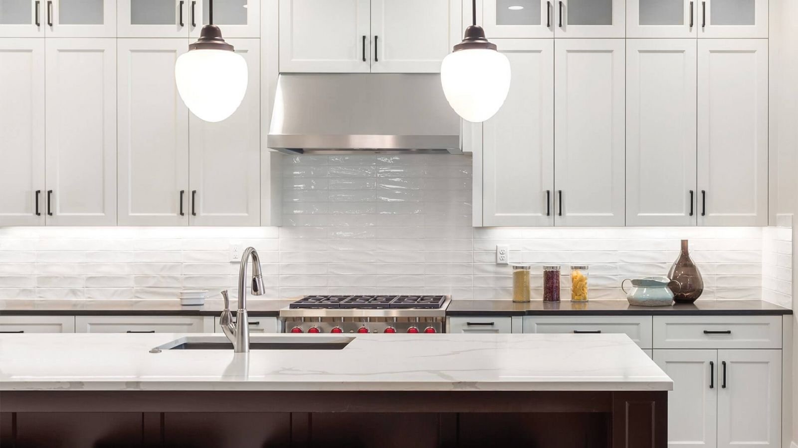 Белая глянцевая плитка - это нетленная эстетика кухонного дизайна.