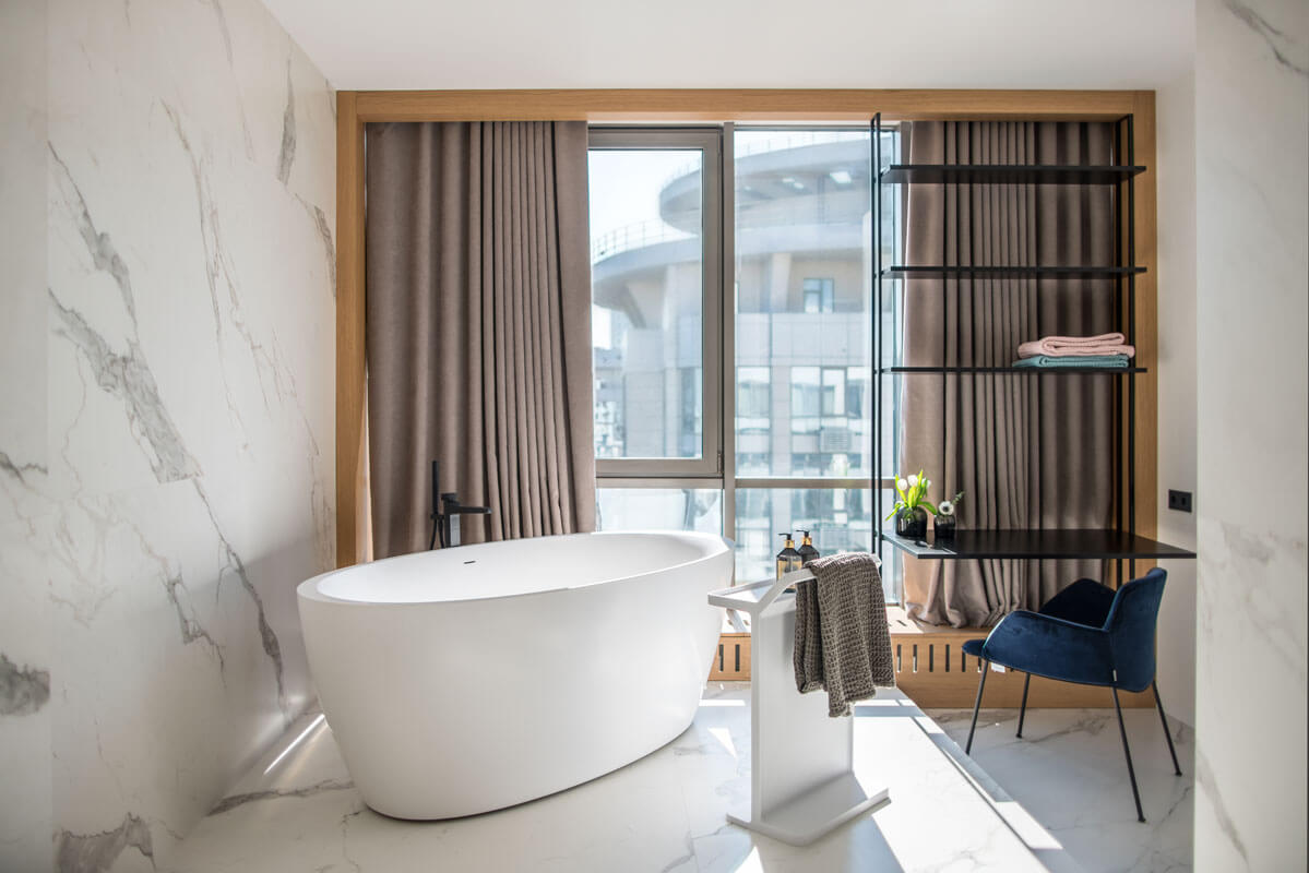 За счет панорамных окон в ванной всегда много естественного света, однако, если задернуть плотные шторы создаётся ощущение камерности