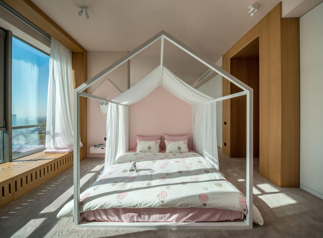 Мягкие пудровые оттенки розового и кремового добавляют детской комнате особого шарма и ощущение тепла и уюта