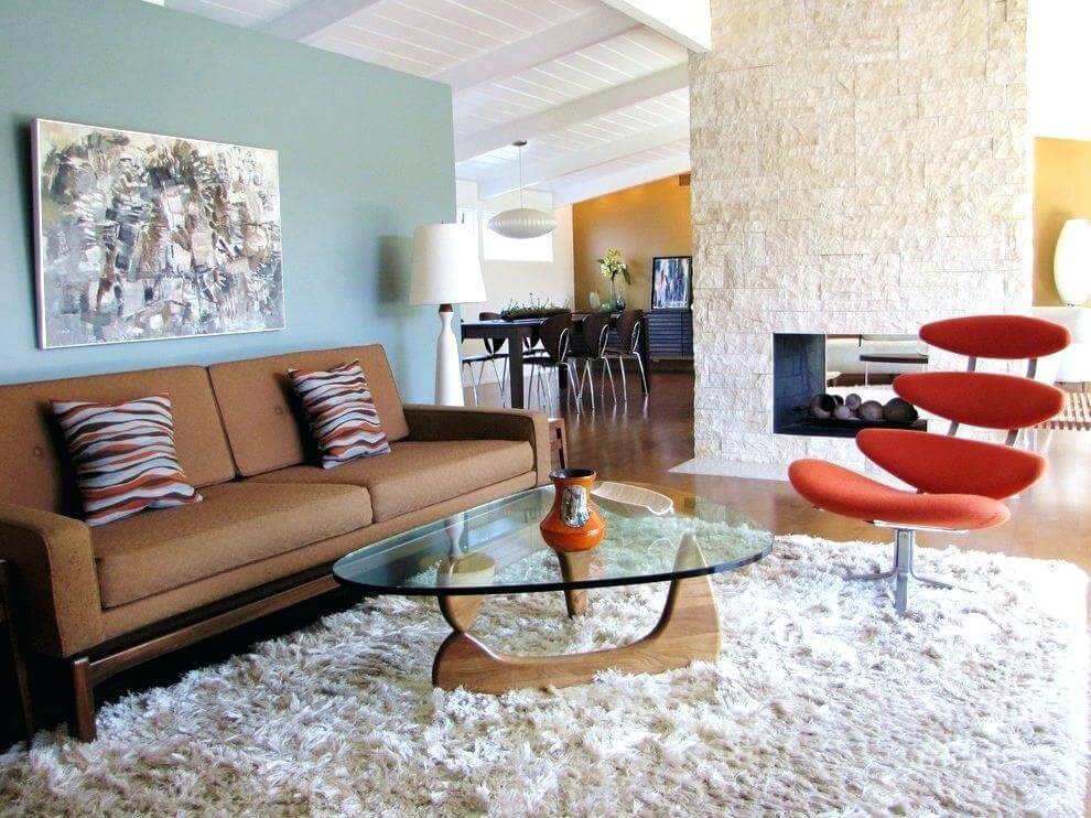 Панно с абстракным рисунком, яркие диванные подушки и вазы для цветов – оптимальные базовые предметы декора в стиле баухаус
