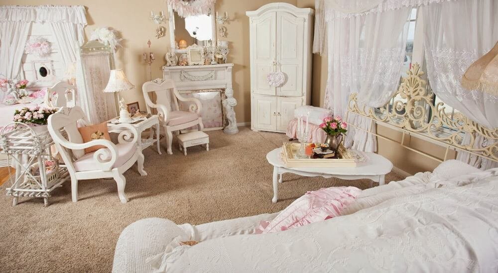 Теплый бежевый тон комнаты в стиле шебби-шик создает романтичную атмосферу и является отличной основой для белой мебели и предметов декора