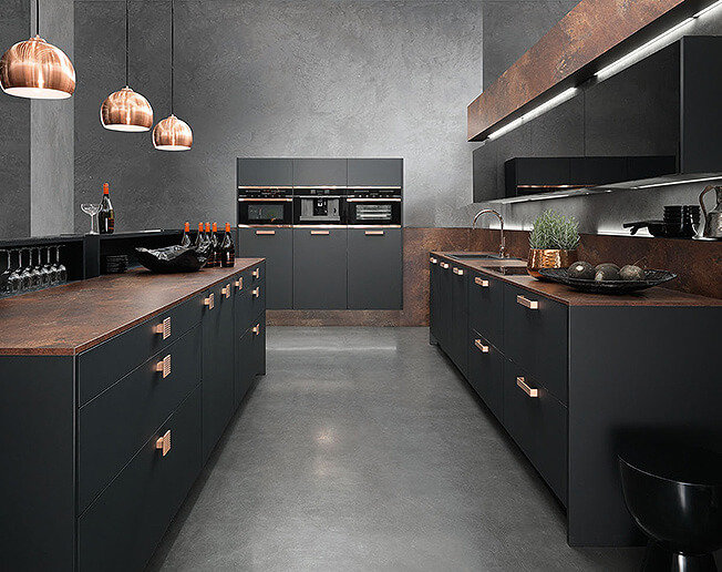 Строгость линий и сочетание металлического блеска с идеальной матовостью черного цвета создают на кухне модный и минималистичный урбанистический стиль.