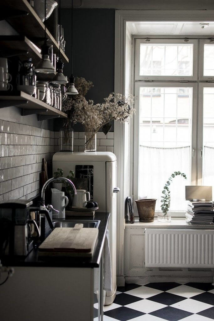  Если вы решили оформить кухню в духе сказочной Скандинавии, не думайте, что черный – табу для этого стиля.