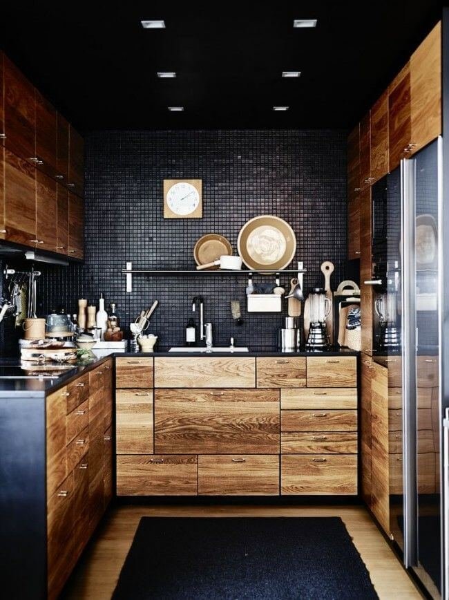 Акцент на кухне в стиле лофт делается на глянцевую мелкую плитку, заменяющую классическую кирпичную стену – так сохраняется концепция стиля и одновременно добавляется уникальная изюминка.