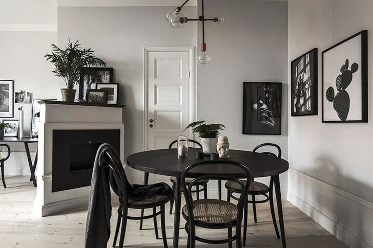 На небольшой кухне отличным выбором станет черный матовый комплект из обеденного стола со стульями – элегантно и функционально.