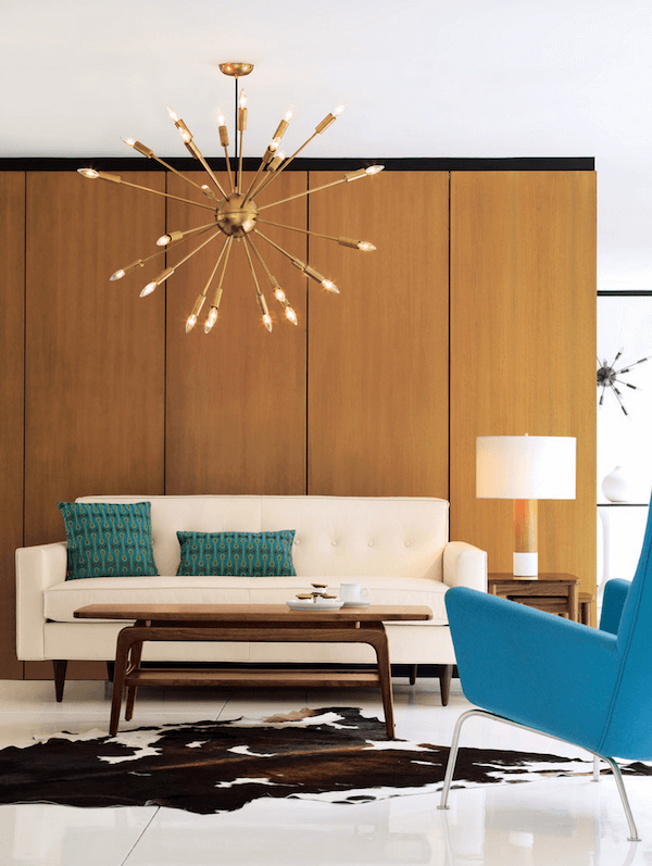 Сочетания люстры необычной формы, широких деревянных панелей — это свежее простнение стилистики 80-тых.