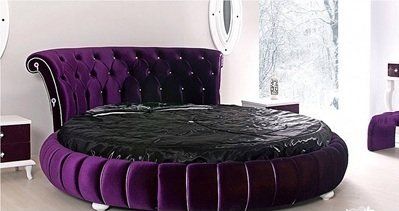 Фото кругле ліжко фіолетового кольору у спальні