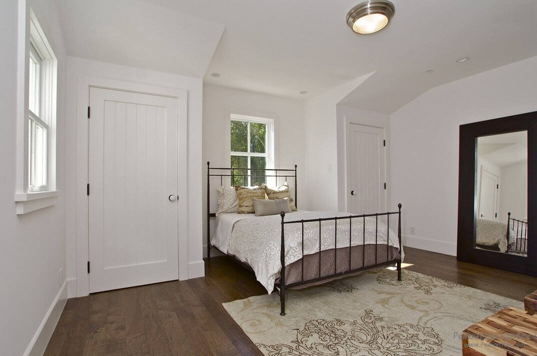 Минималистичные деревянные двери белого цвета - лучшее решение для Вашей скандинавской спальни!
