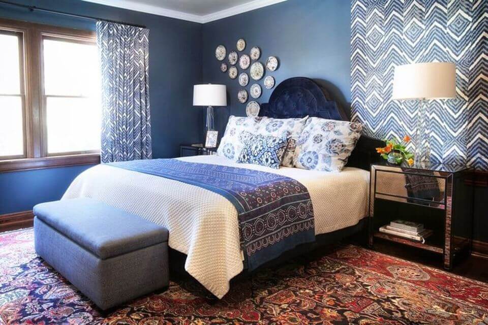Синий и белый - это классическое цветовое сочетание для спальни.