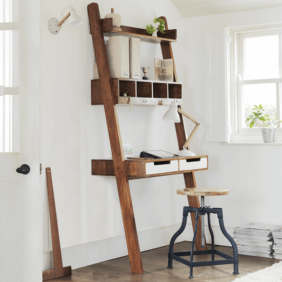 Используйте деревянную лестницу в качестве практичного дизайн-решения и символичного акцента.