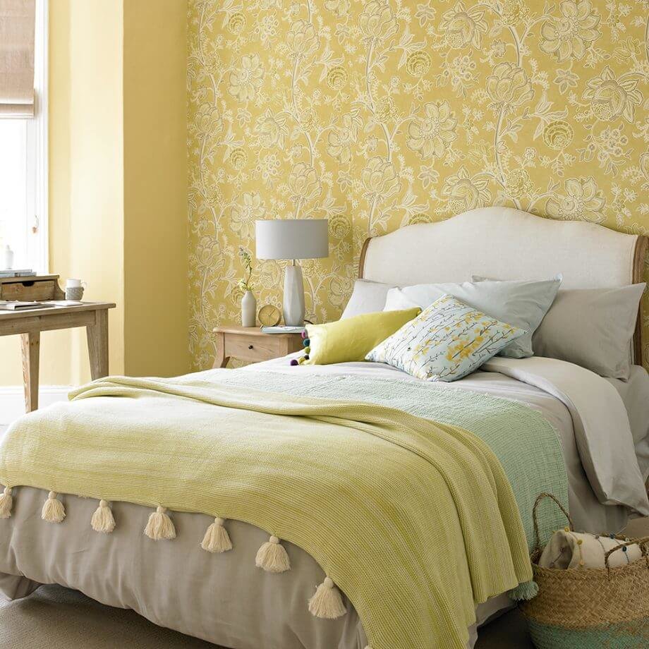 Сочетание золотого оттенка и бежевой основы создают классический облик спальной комнаты. 