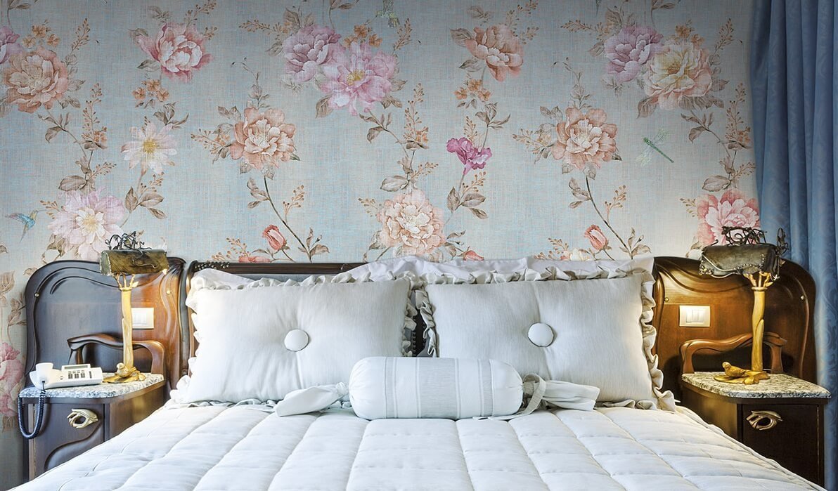 Таинство платяных шкафов, роскошь будуарных трюмо, изысканность кроватей с балдахином - это главные символы спальни в винтажном стиле.