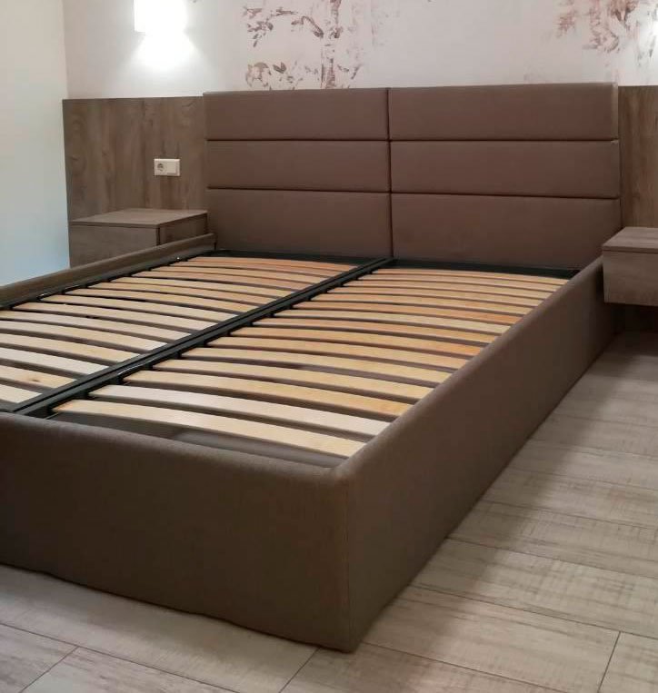 Кровать с мягкими панелями
