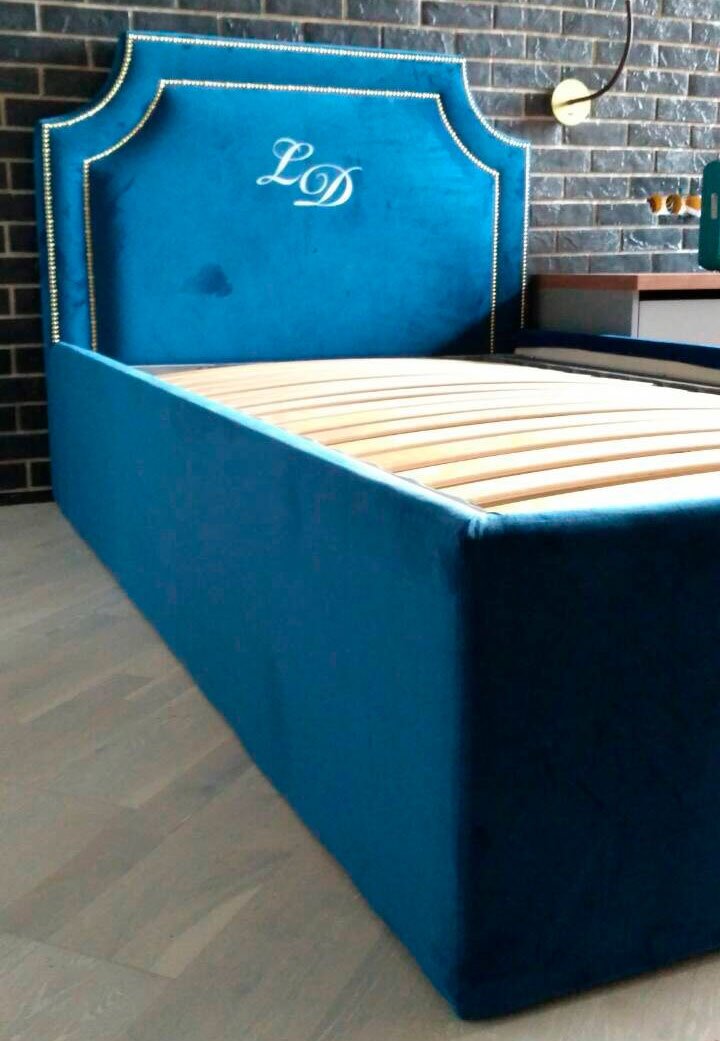 Кровать с вышивкой