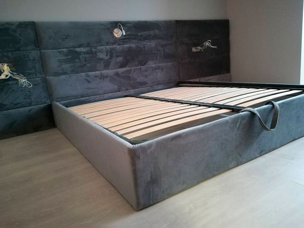 Ліжко з рівними панелями